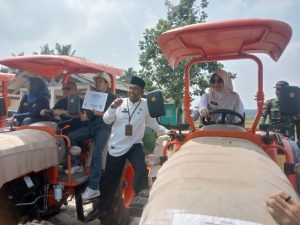 Bersama Bupati Pandeglang dan Kepala DPKP, Anggota DPR-RI Arif Rahman Secara Simbolis Serahkan Bantuan Hand Traktor Aspirasi