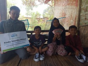 Rumah Yatim Salurkan Bantuan Sepatu dan Uang Tunai untuk Anak Yatim di Kampung Cihanjuang