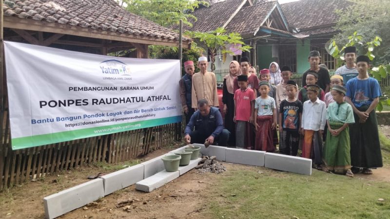 Tim Relawan Rumah Yatim Lakukan Peletakan Batu Pertama Pembangunan Sarana Pesantren Raudhatul Athfal